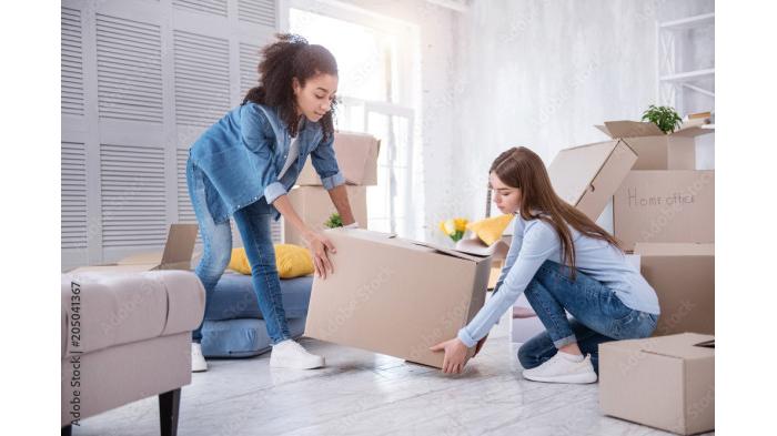 Ilustrasi mengangkat benda berat | Adobe Stock