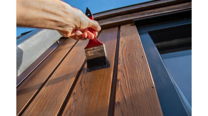 Ilustrasi mengecat ulang pintu kayu 