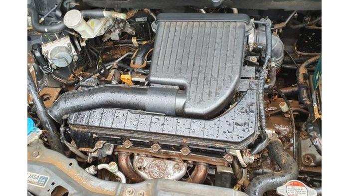 Ilustrasi mengecek bagian mesin yang terendam banjir. (Kompas.com)