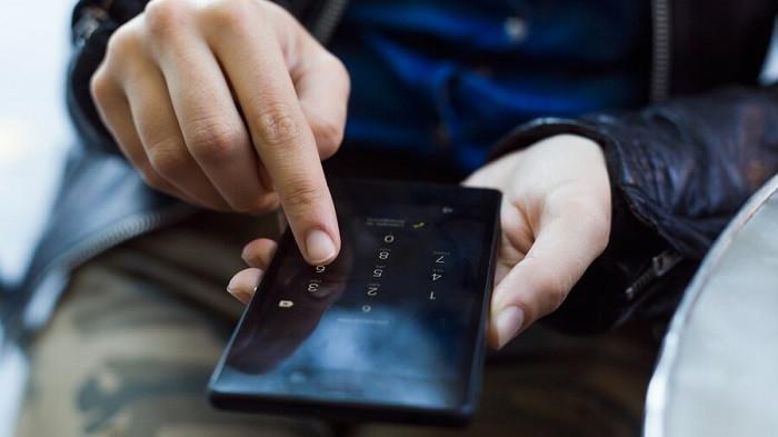 Ilustrasi mengecek nomor telepon | foto nensuria/freepik