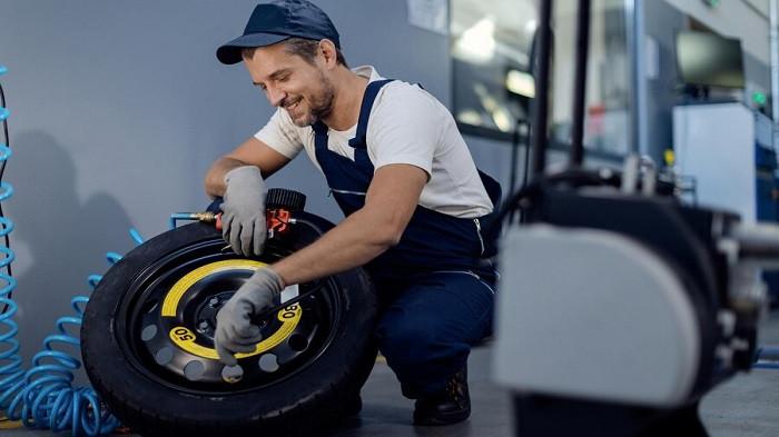 Ilustrasi mengisi angin ban serep mobil | foto Drazen Zigic/freepik