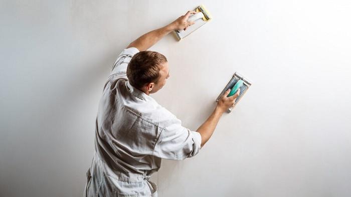 Ilustrasi meratakan permukaan dinding kamar sebelum dicat | foto cookie_studio/freepik