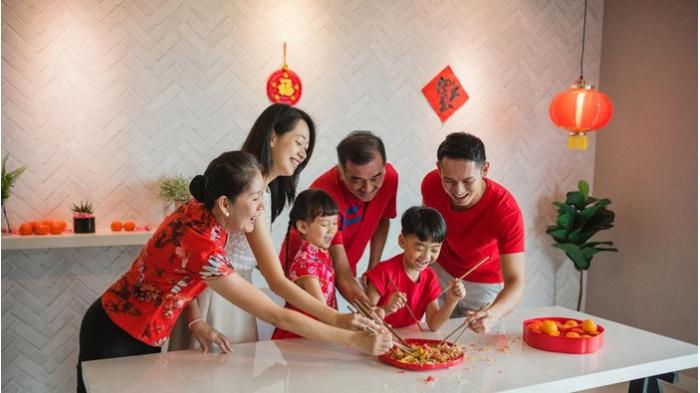Ilustrasi merayakan imlek dengan outfit merah/ menggunakan outfit monokrom merupakan pantangan ketika Tahun Baru Imlek. (gettyimages)