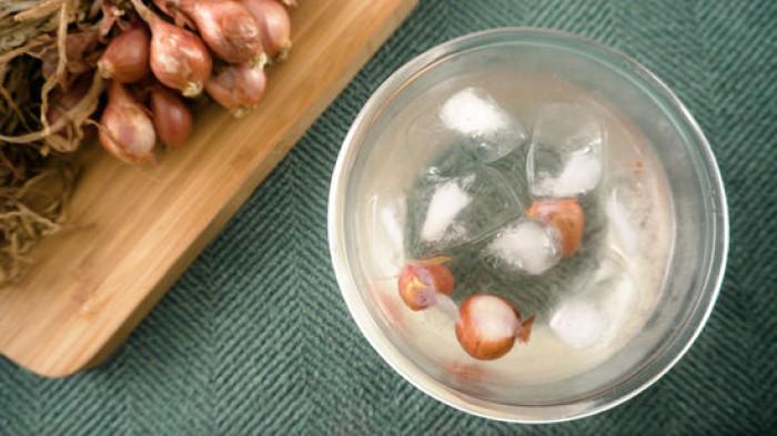 Ilustrasi merendam bawang di air dingin untuk mempermudah mengupasnya tidak pedih di mata | wikiHow
