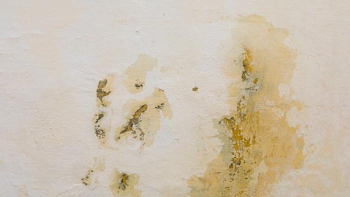 Ilustrasi noda minyak membandel yang merusak dinding | foto freepik