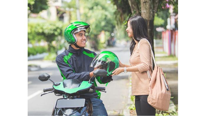 Ilustrasi pelayanan pengendara ojek online terhadap penumpang. (umkmindonesia)