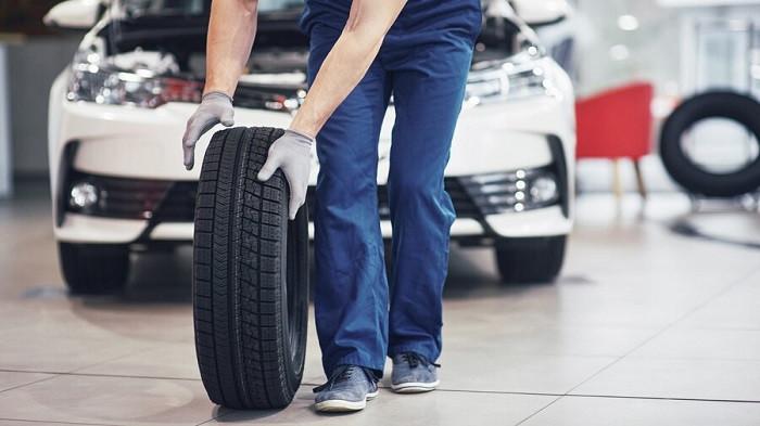 Ilustrasi perawatan ban serep mobil di bengkel | foto standret/freepik