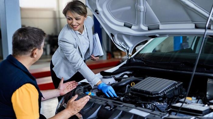 Ilustrasi servic untuk mengecek AC mobil | foto Drazen Zigic/freepik