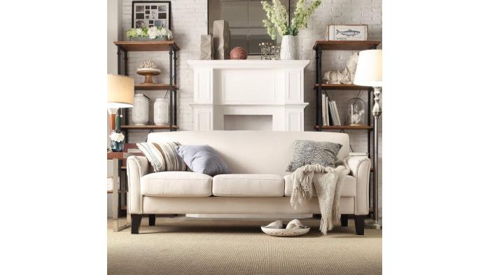 Ilustrasi sofa dengan warna putih yang dipadukan bantal bermotif |  Spacejoy