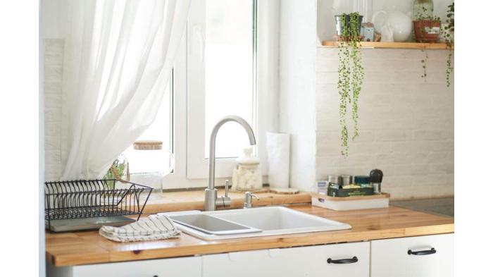 Ilustrasi tempat yang cocok untuk mengupas dan memotong bawang dekat jendela |  Kitchen Seer