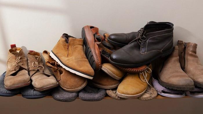 Ilustrasi tumpukan sepatu bekas yang bisa membawa energi buruk ke dalam rumah | foto freepik