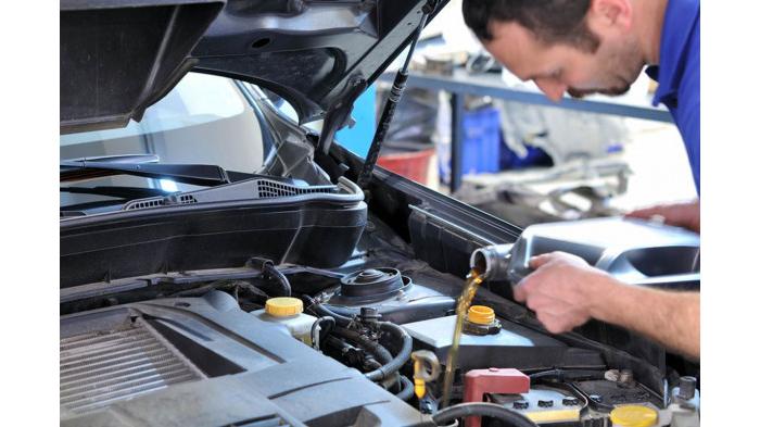 Ilutrasi mengganti oli atau pelumas mesin mobil agar lebih awet penggunaanya. (jupitergarage)