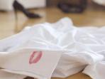 Jangan Panik, Begini Cara Bersihkan Noda Lipstik yang Menempel di Baju