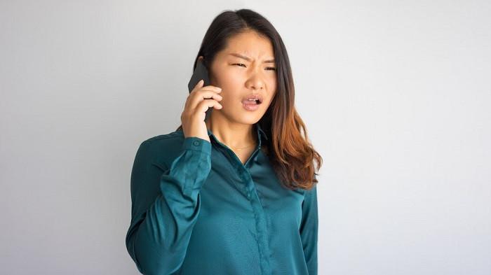 Jangan panik saat menerima telepon penipuan mengatasnamakan bank | foto katemangostar/freepik