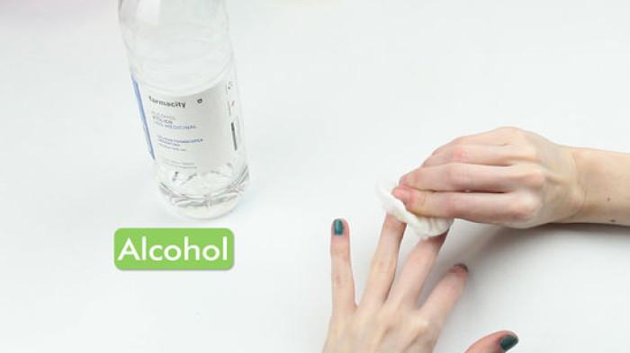 Jangan sampai terkena alkohol di nail art |  wikiHow