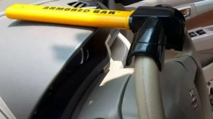 Kunci setir adalah kunci pengaman tambahan untuk mengamankan mobil. (Suzuki.co.id)