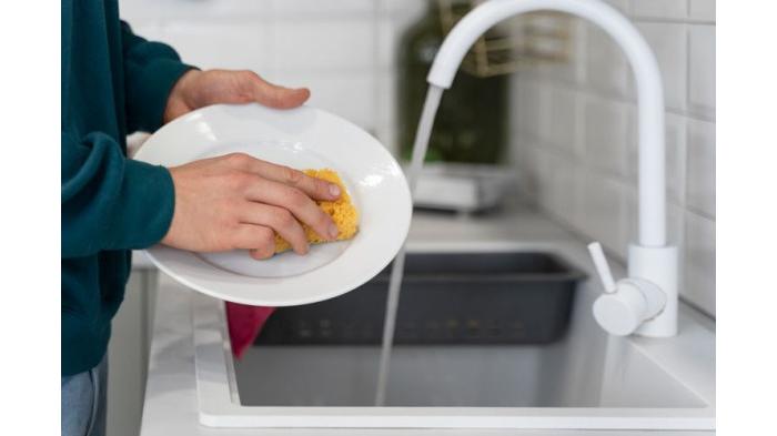 Mencuci Piring dengan Air Panas Mengangkat Makanan yang Lengket. (Shutterstock)