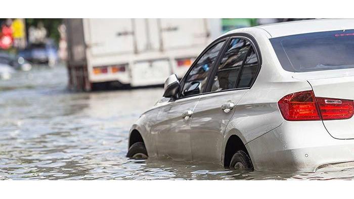 Mengeluarkan air dengan cepat saat mobil kebanjiran. (assarent)