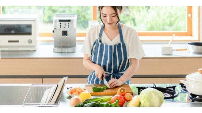 Menggunakan pakaian yang tepat saat memasak di dapur. (shutterstock)