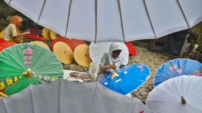 Payung Geulis, Kreasi Kerajinan Khas Tasikmalaya yang Pasarnya hingga Mancanegara. (Antara)