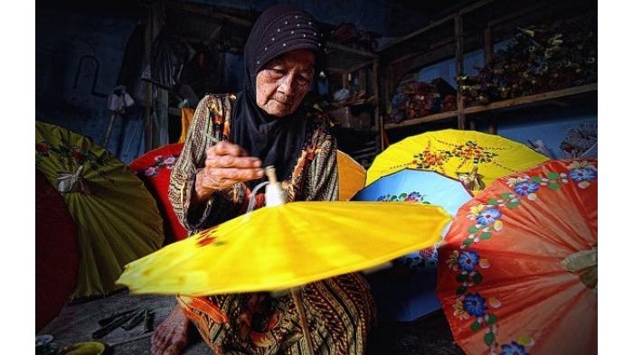 Payung Geulis, Kreasi Kerajinan Khas Tasikmalaya yang Pasarnya hingga Mancanegara. (Kompas.com)