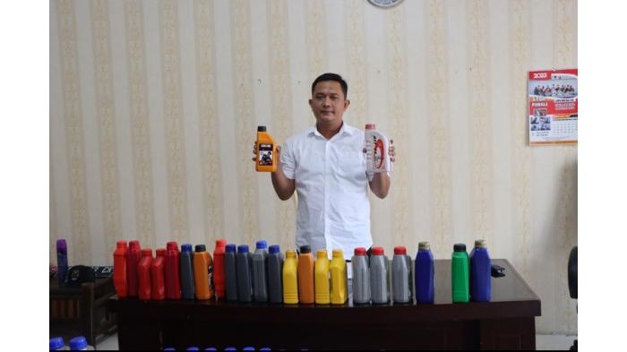 Perhatikan kemasan botol saat membeli oli di bengkel. (Kompas.com)