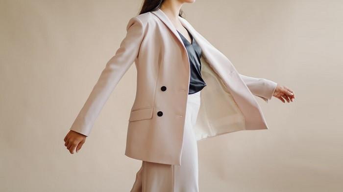 Temukan inspirasi gaya berpakaian minimalis | foto freepik