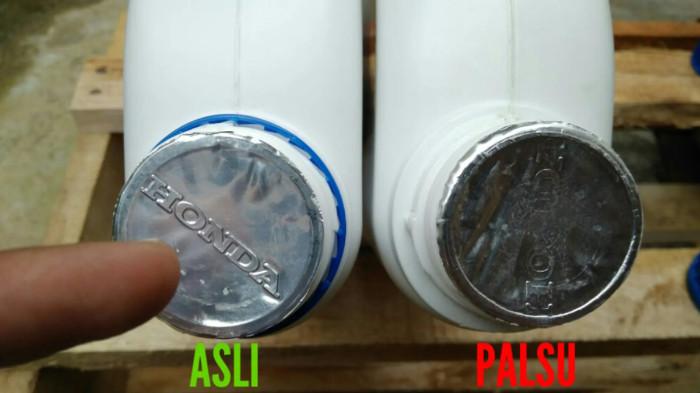 Tutup oli hologram harus diperhatikan sekali, dari sini bisa nampak sekali asli atau palsu oli yang kamu beli. (Kolase Tribunjualbeli.com)
