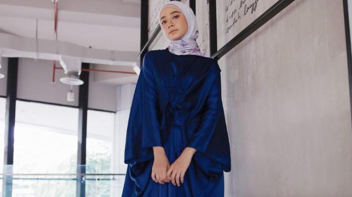 Wana baju biru navy bisa bikin kita tampak langsing. (blogspot.com)