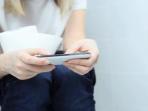 3 Dampak Buruk saat Bawa HP di Toilet, Salah Satunya Jadi Sarang Kuman