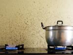 4 Cara Menghilangkan Noda Minyak di Dinding Dapur Pakai Bahan Alami