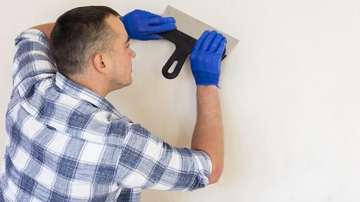 5 Cara Menghilangkan Sisa Lem Wallpaper Dinding dengan Mudah, Wajib Tahu Sebelum Renovasi Ruangan