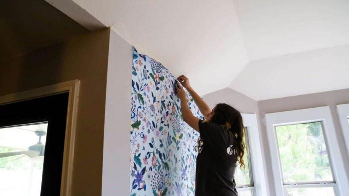 6 Cara Memasang Wallpaper Dinding Sendiri agar Rapi, Tak Perlu Panggil Tukang