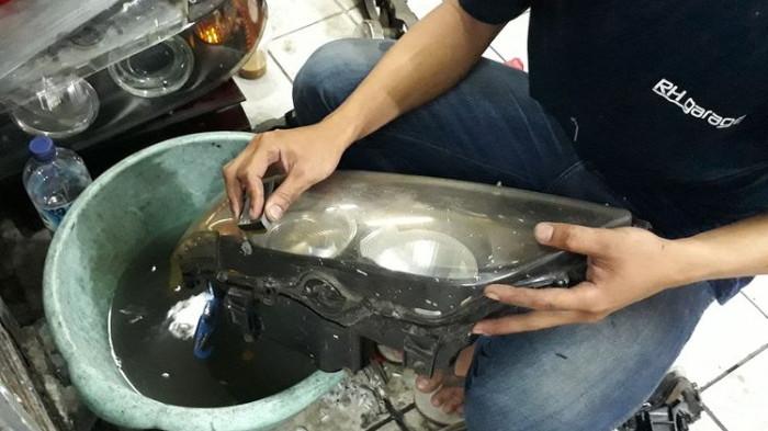 Bahan-bahan untuk menjernihkan mika lampu mobil yang kusam.