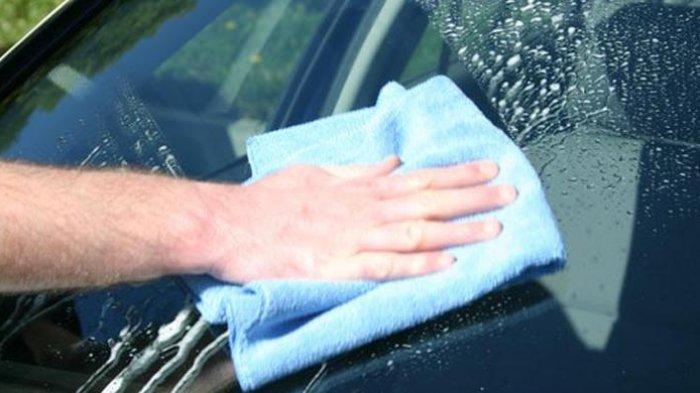 Bersihkan kaca mobil | Tribunnews.com