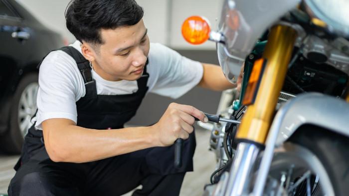 Cek kondisi mesin itu wajib sekali saat beli motor bekas. (otomania.com)