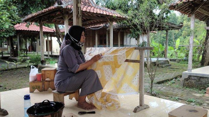 Ilustrasi belajar membalik di Kampung Batik Giriloyo, Karang Kulon, Wukirsari, Imogiri sedang membatik di pendapa Kampung Batik Giriloyo | Tribun Jogja