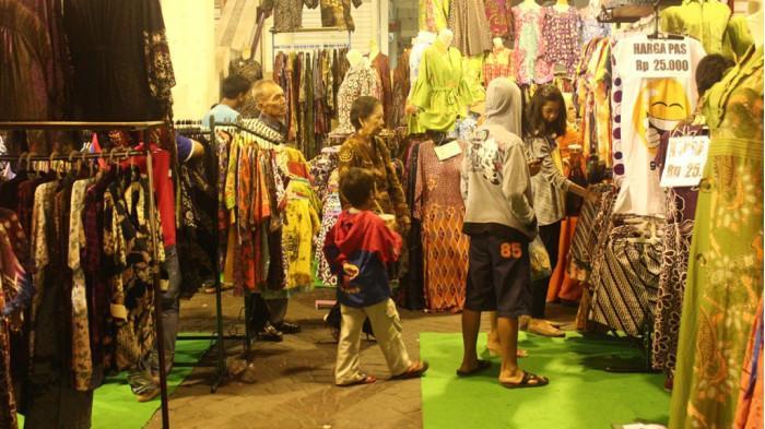 Ilustrasi orang belanja baju batik di PGS | pusatgrosirsolo.com