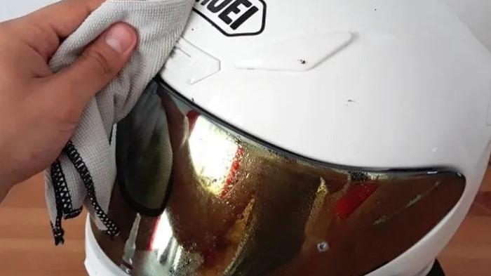 Jangan lupa untuk kaca helm selalu di lap dengan menggunakan lap kering. (Wikipedia)