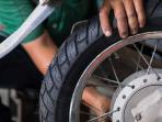 Lakukan 8 Cara Ini agar Ban Motor Bebas Pecah-Pecah dan Lebih Tahan Lama