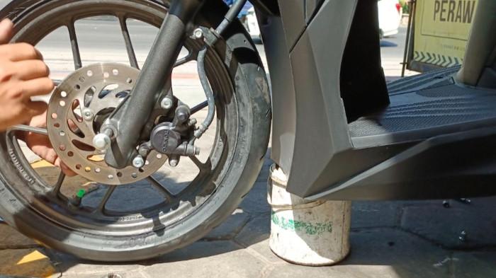 Tekanan ban harus sesuai dengan kondisi kendaraan bermotor. (gridoto.com)