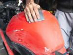 5 Cara Mudah Menghilangkan Baret di Motor, Kembali Terlihat Mulus!