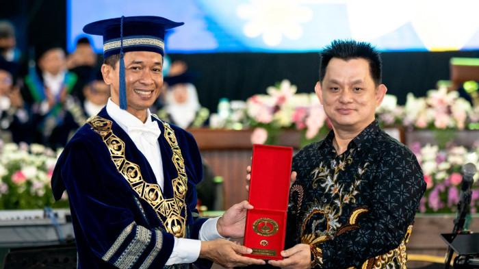 CEO SEVIMA Sugianto Halim MMT menerima penghargaan mitra wirausaha dari Institut Teknologi Sepuluh Nopember (ITS), pada Kamis (14/11). Istimewa