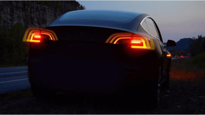 Nyalakan lampu hazard ketika berhenti di bahu jalan tol. (pexels.com)