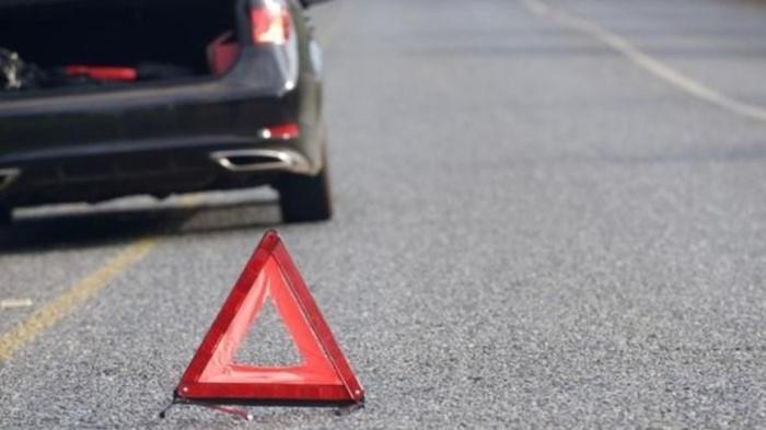 Segitiga pengaman harus dipasang jika berhenti di bahu jalan tol. (Gridoto.com)