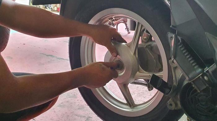 Terlalu Banyak Noda Aspal di Mobil? Simak Cara Mudah Menghilangkannya Tanpa Merusak Cat!