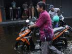 3 Hal yang Perlu Diperhatikan agar Aman Berkendara saat Menerjang Banjir, Jangan Sembarangan Ngebut