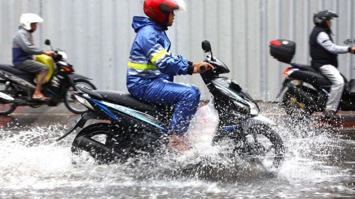 3 Tips Memilih Jas Hujan yang Anti Rembes dan Aman saat Dipakai Berkendara