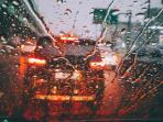 5 Cara Mengatasi Embun pada Kaca Mobil saat Turun Hujan, Bisa Membahayakan!