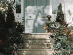 5 Tips dan Trik Bikin Taman di Lahan Rumah yang Sempit agar Tidak Terlihat Beranyakan
